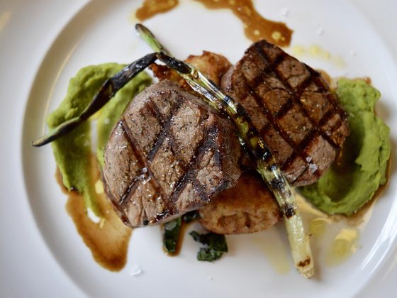 Seared beef medallions with avocado